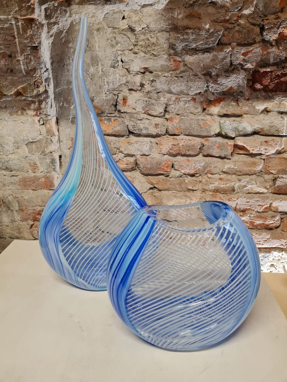 Set di due vasi in vetro di Murano, tecnica Filigrana e Gaia, color acquamarina e blu intenso