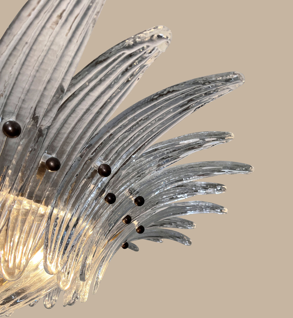 Lampadario Palmette in vetro trasparente di Murano | 36 elementi soffiati a mano, struttura dorata, doppia installazione