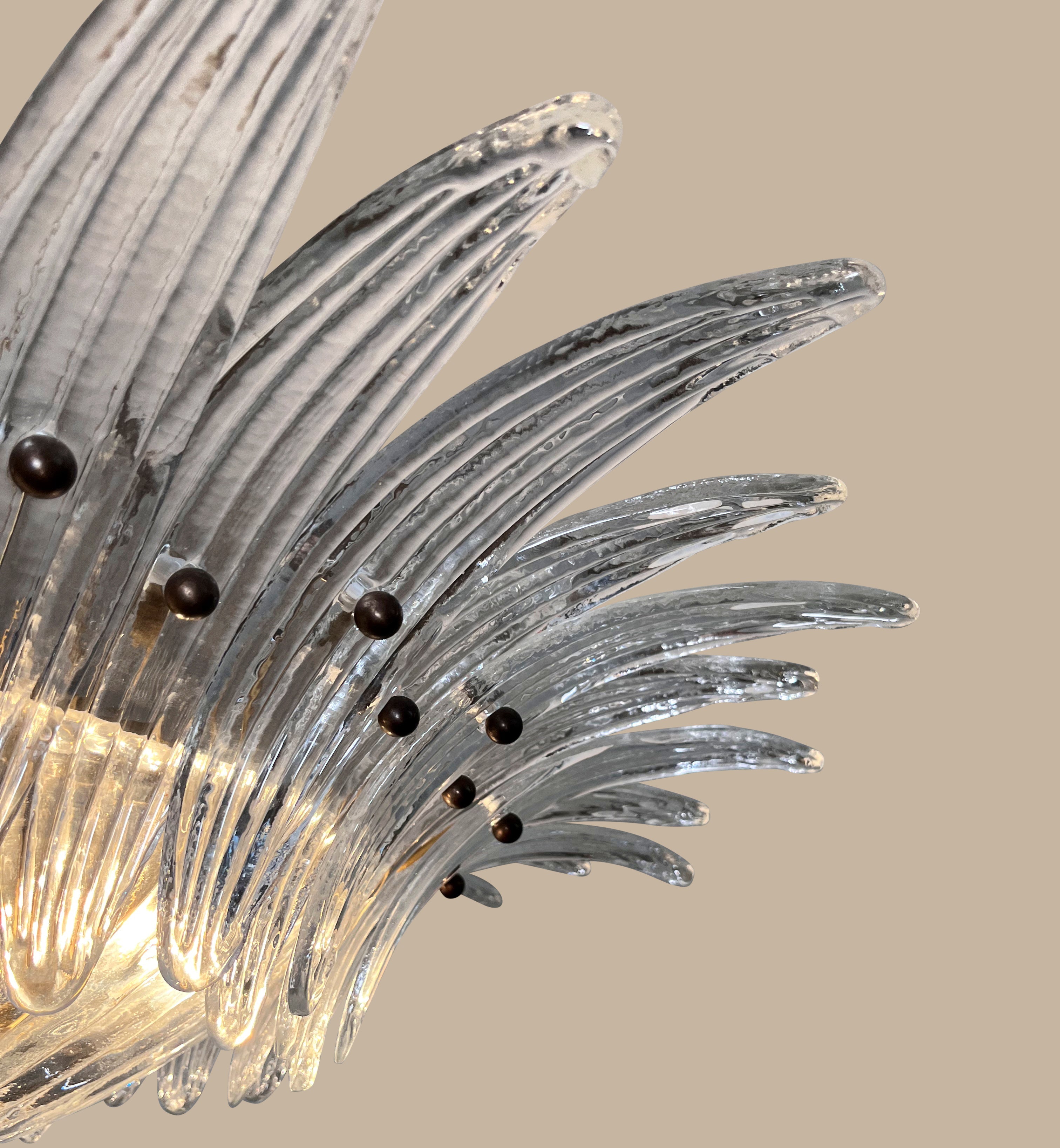 Lampadario Palmette in vetro trasparente di Murano | 36 elementi soffiati a mano, struttura dorata, doppia installazione