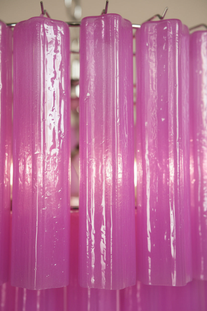 Lampadario in vetro di Murano | 78 tubi in seta soffiati a mano rosa fucsia, struttura in nichel lucido