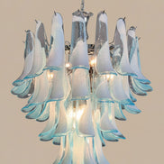 Lampadario in vetro di Murano azzurro e lattimo | 52 petali soffiati a mano, struttura cromata