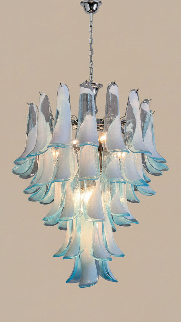 Lampadario in vetro di Murano azzurro e lattimo | 52 petali soffiati a mano, struttura cromata