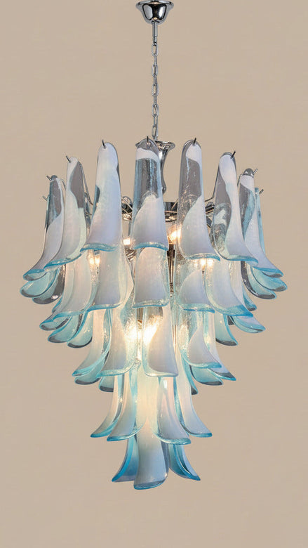 Lampadario in vetro di Murano azzurro e lattimo | 52 petali soffiati a mano, struttura cromata