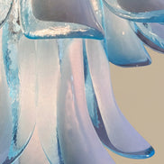 Lampadario in vetro di Murano azzurro e lattimo | 52 petali soffiati a mano, struttura cromata
