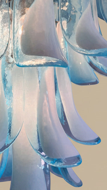 Lampadario in vetro di Murano azzurro e lattimo | 52 petali soffiati a mano, struttura cromata