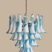 Lampadario in vetro di Murano azzurro e lattimo | 52 petali soffiati a mano, struttura cromata
