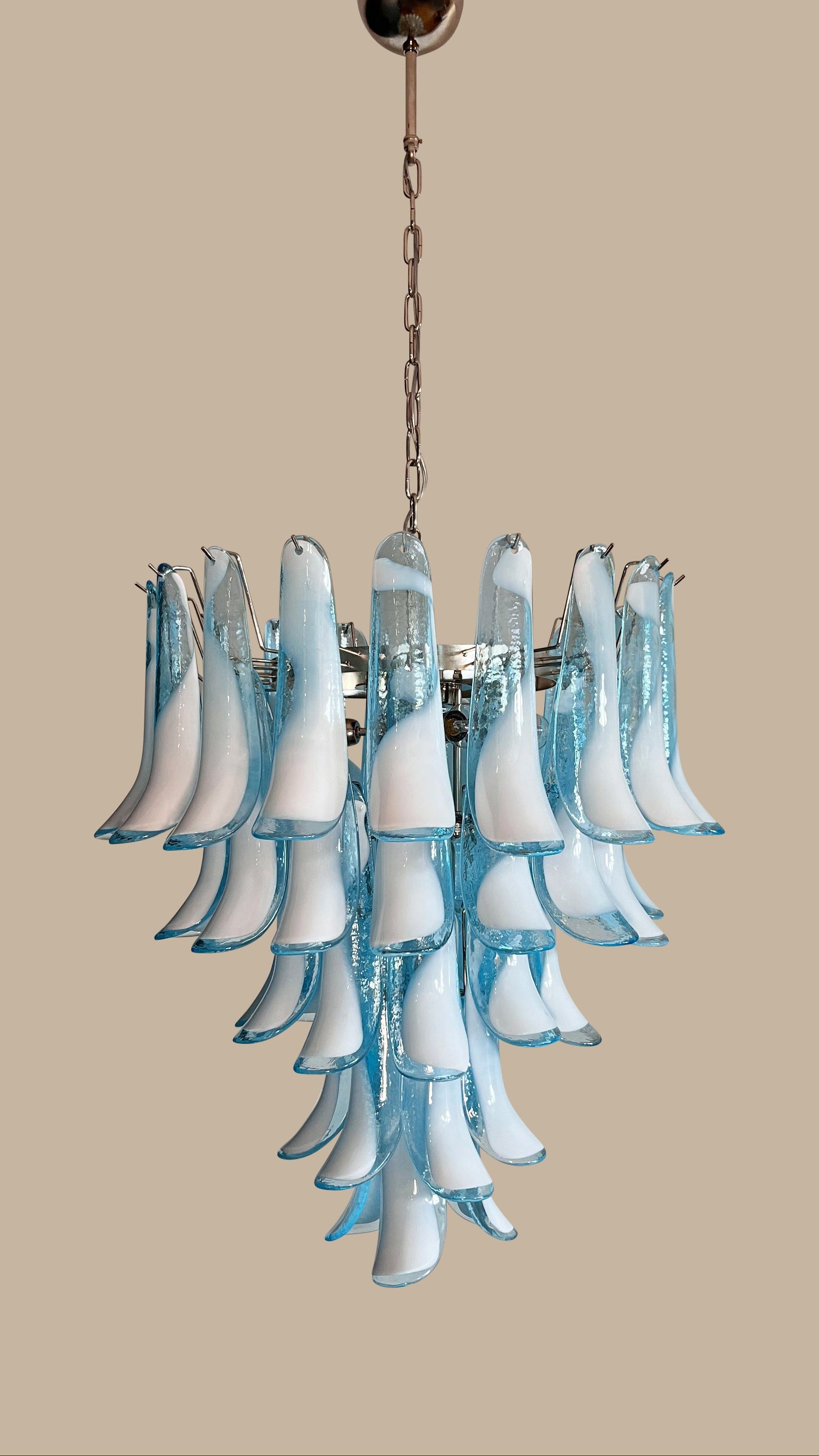 Lampadario in vetro di Murano azzurro e lattimo | 52 petali soffiati a mano, struttura cromata