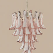 Lampadario in vetro di Murano rosa e lattimo | 52 petali soffiati a mano, struttura cromata