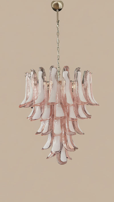 Lampadario in vetro di Murano rosa e lattimo | 52 petali soffiati a mano, struttura cromata