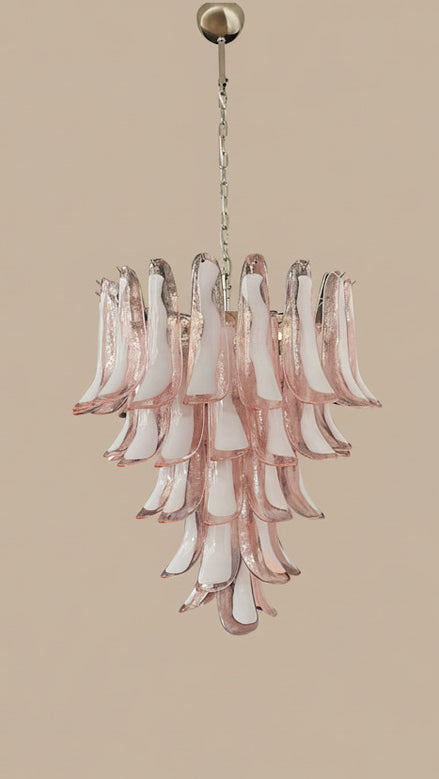 Lampadario in vetro di Murano rosa e lattimo | 52 petali soffiati a mano, struttura cromata