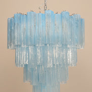 Lampadario in vetro di Murano blu alabastro a quattro livelli | struttura in nichel lucido
