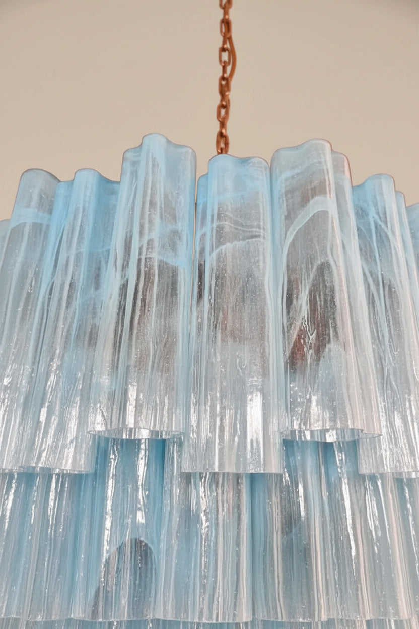 Lampadario in vetro di Murano blu alabastro a quattro livelli | struttura in nichel lucido