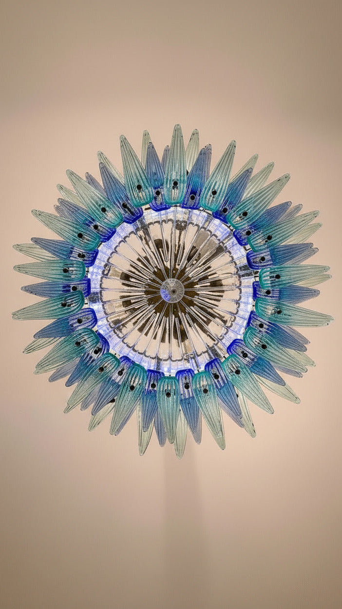 Lampadario in Vetro di Murano Palmetta Blu e Turchese | 82 elementi soffiati a mano, due livelli, struttura dorata