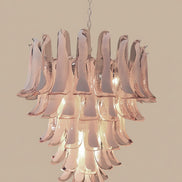 Lampadario in vetro di Murano rosa e lattimo | 52 petali soffiati a mano, struttura cromata