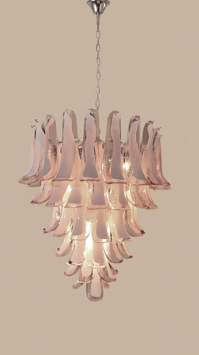 Lampadario in vetro di Murano rosa e lattimo | 52 petali soffiati a mano, struttura cromata