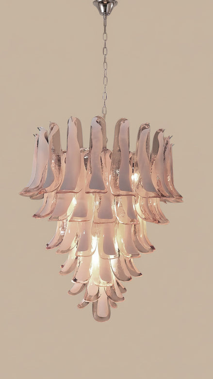 Lampadario in vetro di Murano rosa e lattimo | 52 petali soffiati a mano, struttura cromata
