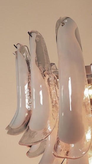 Lampadario in vetro di Murano rosa e lattimo | 52 petali soffiati a mano, struttura cromata