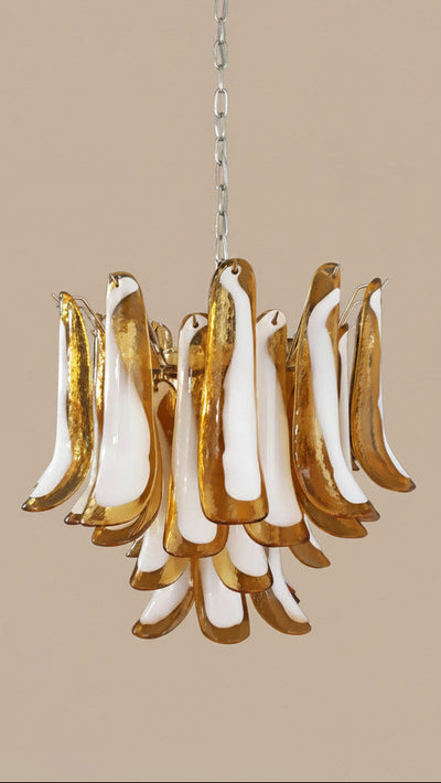 Lampadario in Vetro di Murano Ambra e Lattimo | 36 petali soffiati a mano, vintage anni '70, struttura in nichel