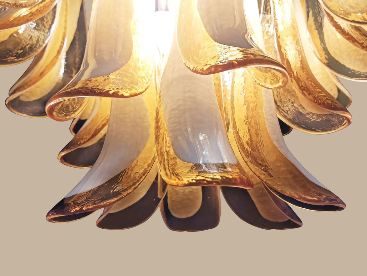 Lampadario in Vetro di Murano Ambra e Lattimo | 36 petali soffiati a mano, vintage anni '70, struttura in nichel