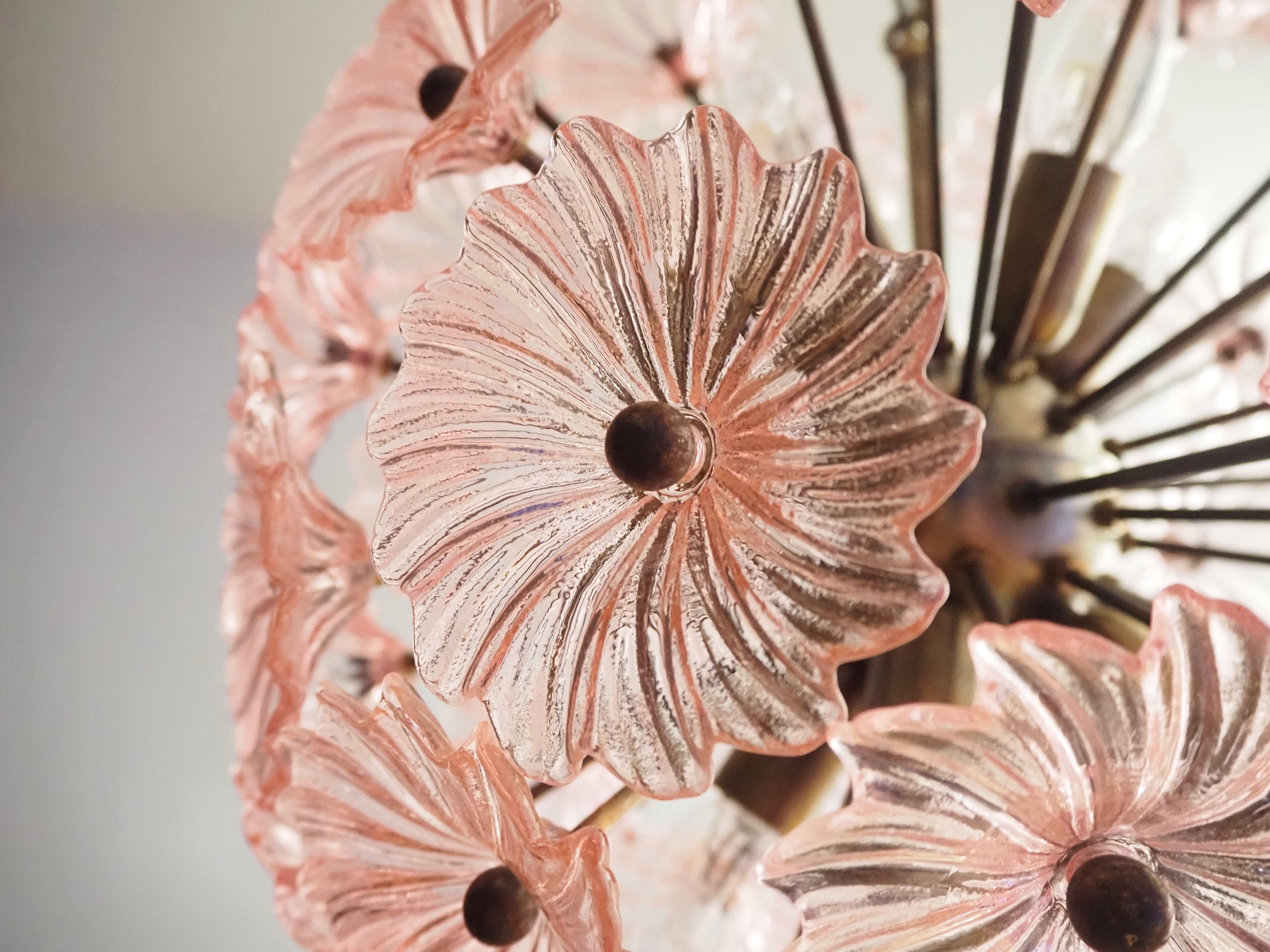 Lampadario Sputnik in Vetro Rosa, 51 Elementi, Montatura in Ottone Brunito