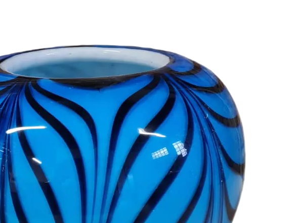 Vaso in vetro di Murano Fenicio, tecnica a incalmo, blu profondo e lattimo