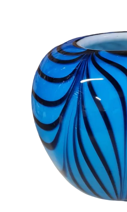Vaso in vetro di Murano Fenicio, tecnica a incalmo, blu profondo e lattimo